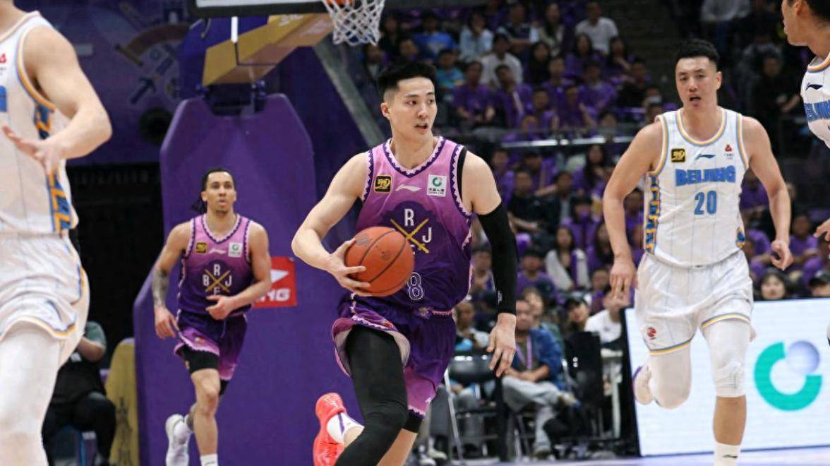重庆男篮实现逆袭，壮烈战役取胜为队争光的简单介绍